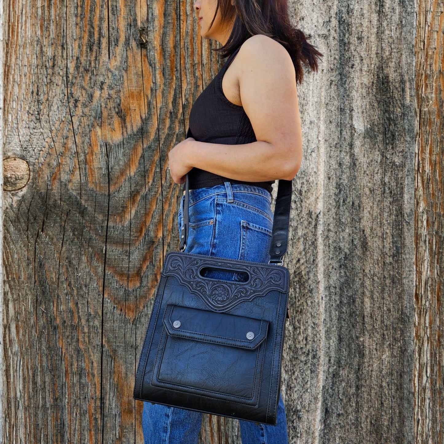 trinity-ranch-western-cowgirl-purse-floral-tooled-crossbody-bag-black_model_carrying
